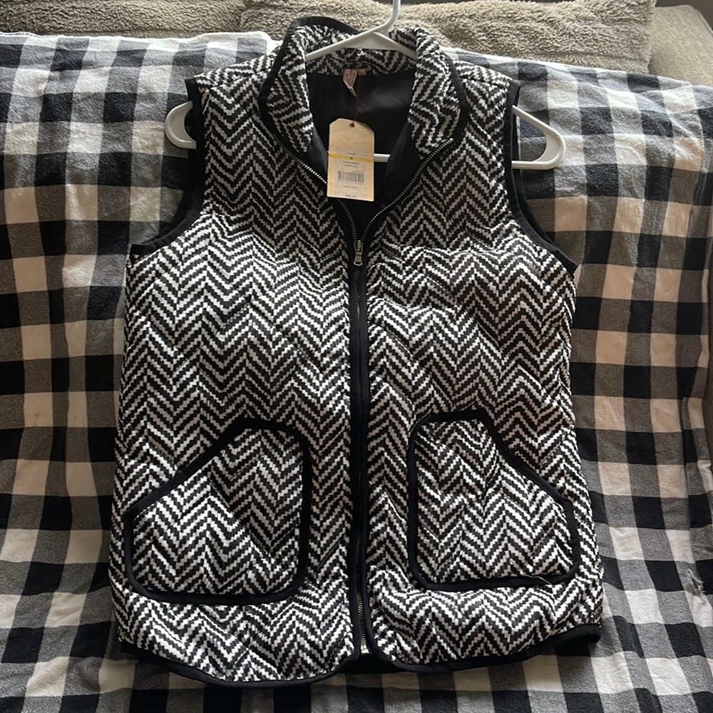 New medium black and white vest